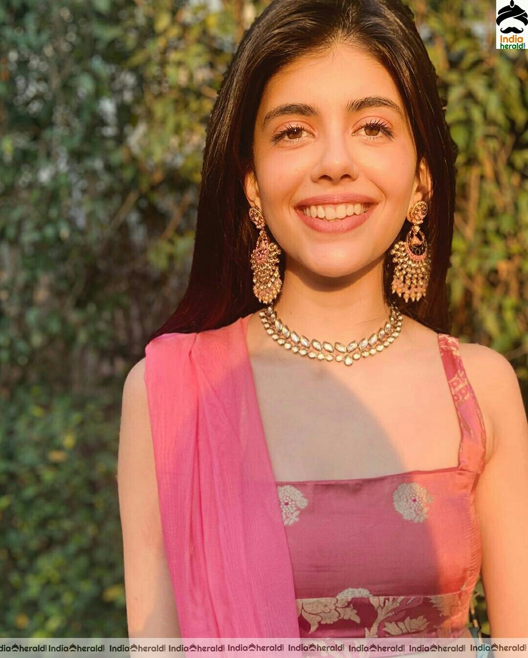 Sanjana Sanghi Shows Her Sexy Waist In These Latest Stills