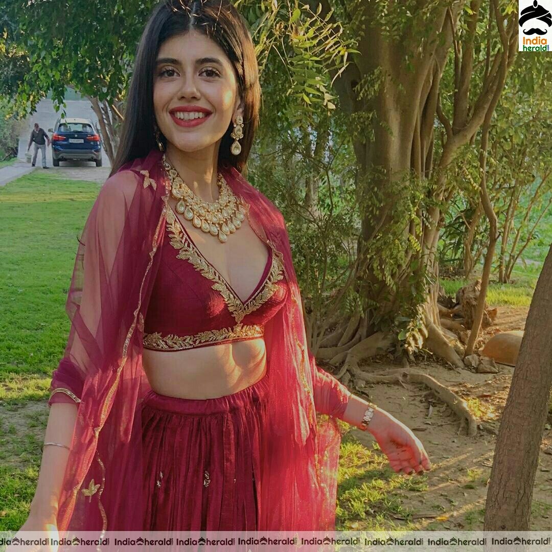 Sanjana Sanghi Shows Her Sexy Waist In These Latest Stills
