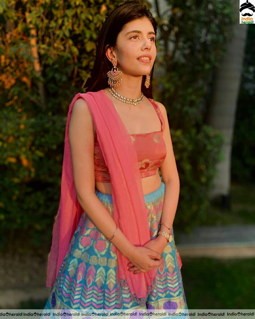 Sanjana Sanghi Shows Her Sexy Waist In These Latest Stills