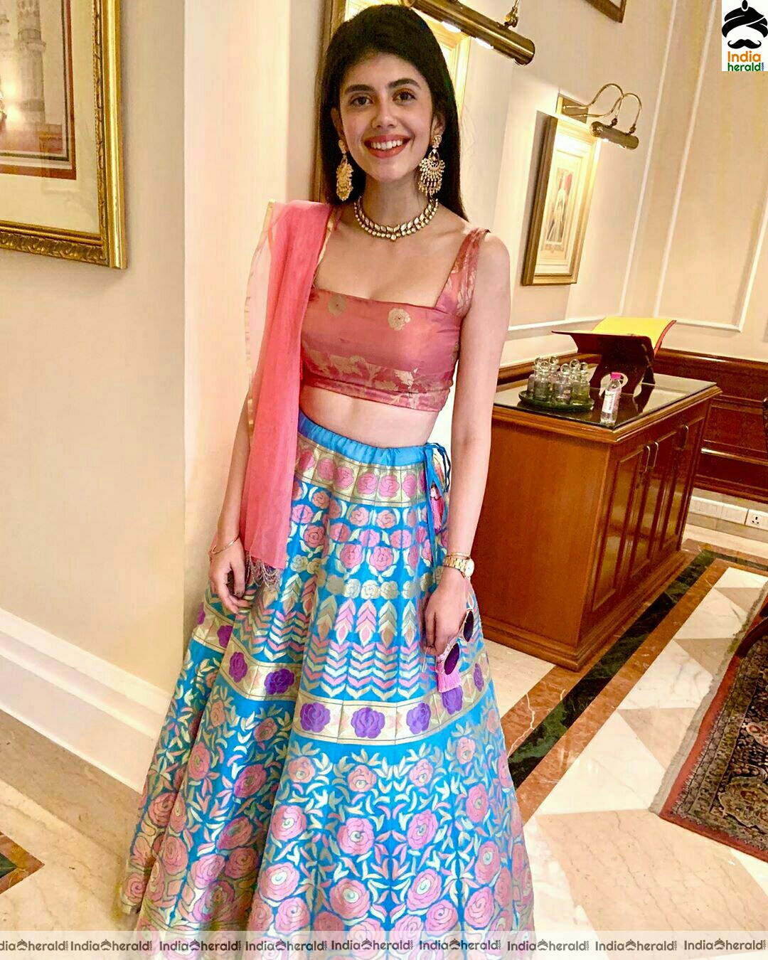 Sanjana Sanghi Shows Her Sexy Waist In These Latest Stills