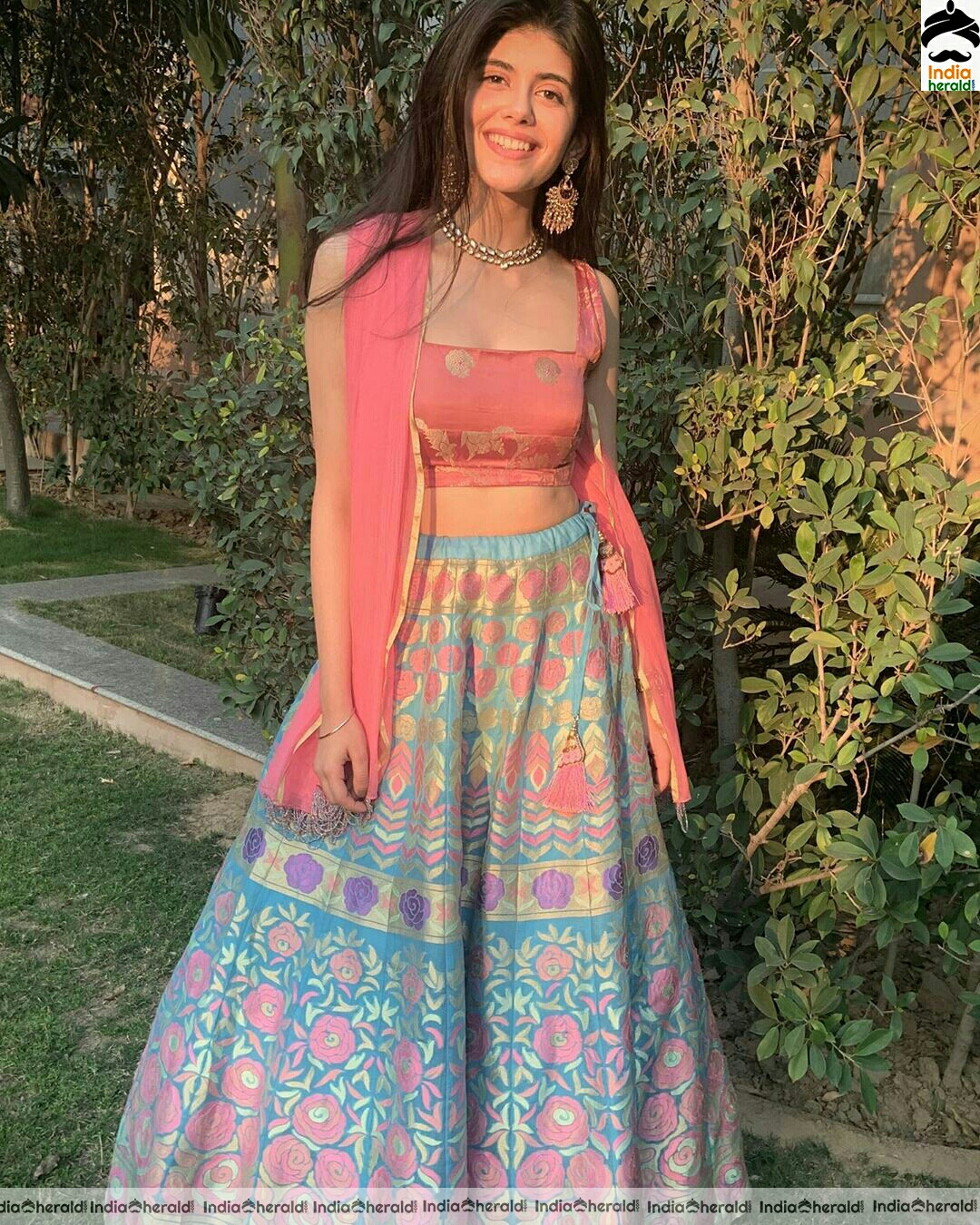 Sanjana Sanghi Shows Her Sexy Waist In These Latest Stills