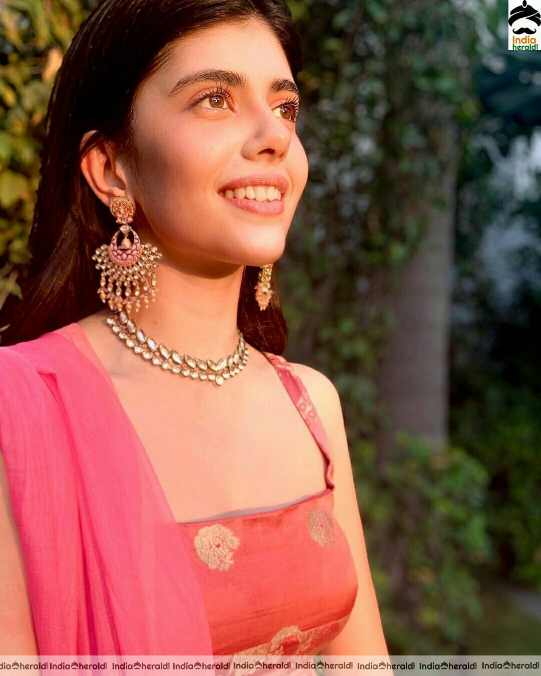 Sanjana Sanghi Shows Her Sexy Waist In These Latest Stills