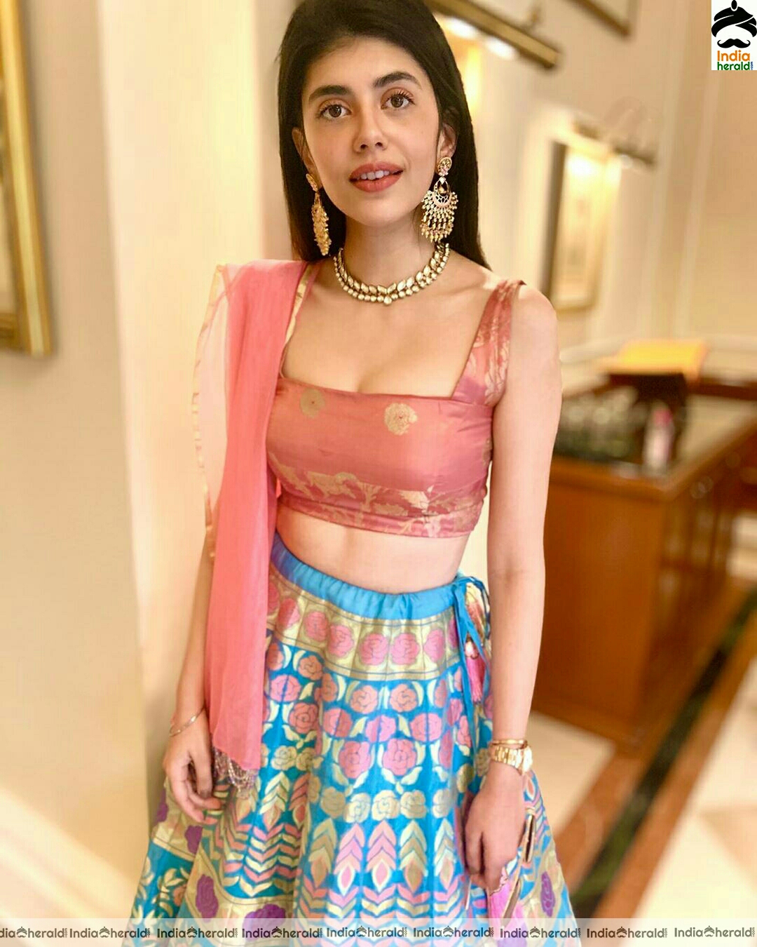 Sanjana Sanghi Shows Her Sexy Waist In These Latest Stills