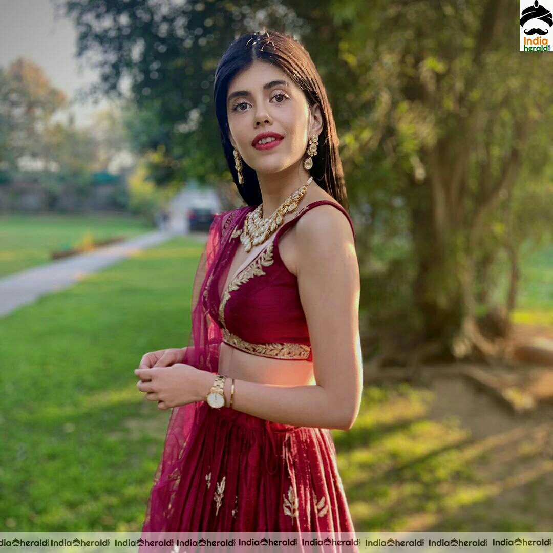 Sanjana Sanghi Shows Her Sexy Waist In These Latest Stills
