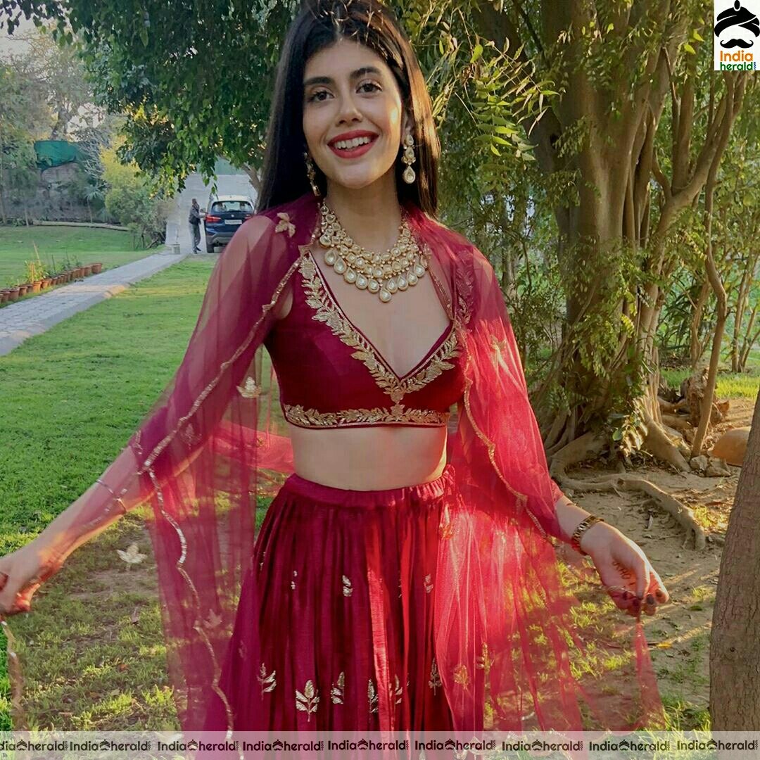Sanjana Sanghi Shows Her Sexy Waist In These Latest Stills