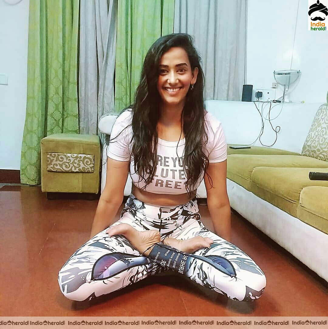 Sanjana Singh Hot yoga poses inside home during quarantine