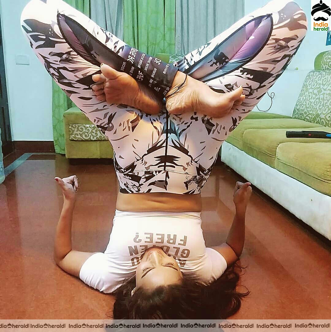 Sanjana Singh Hot yoga poses inside home during quarantine