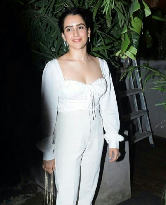 Sanya Malhotra Show Her Teasing Cleavage At Juhu Restaurant