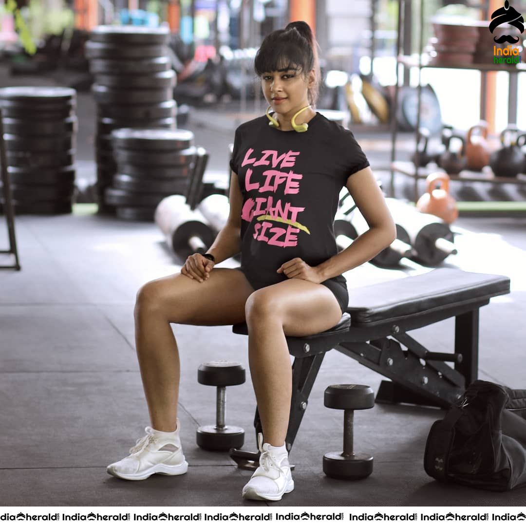 Sapna Vyas Patel flaunts her Hot Fit and Tempting Booty Set 1