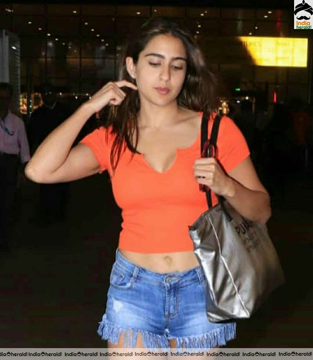 Sara Ali Khan Shows her tempting Thighs while caught by paparazzi