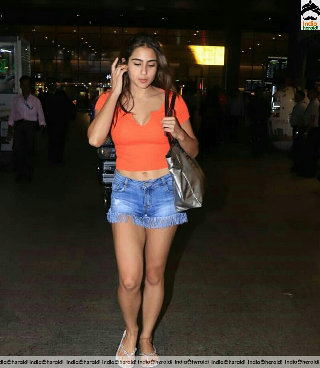 Sara Ali Khan Shows her tempting Thighs while caught by paparazzi