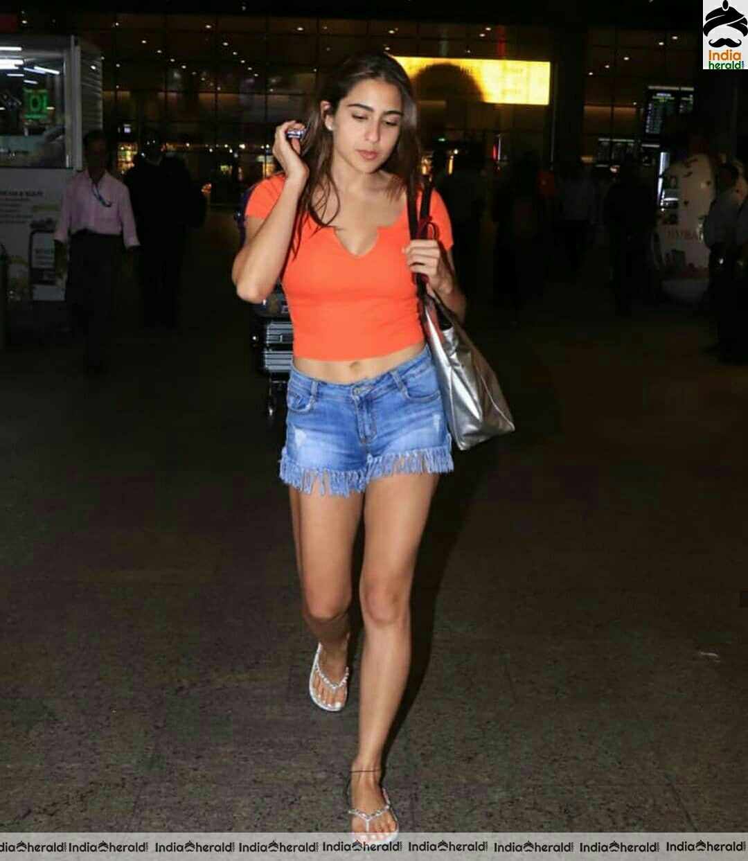 Sara Ali Khan Shows her tempting Thighs while caught by paparazzi