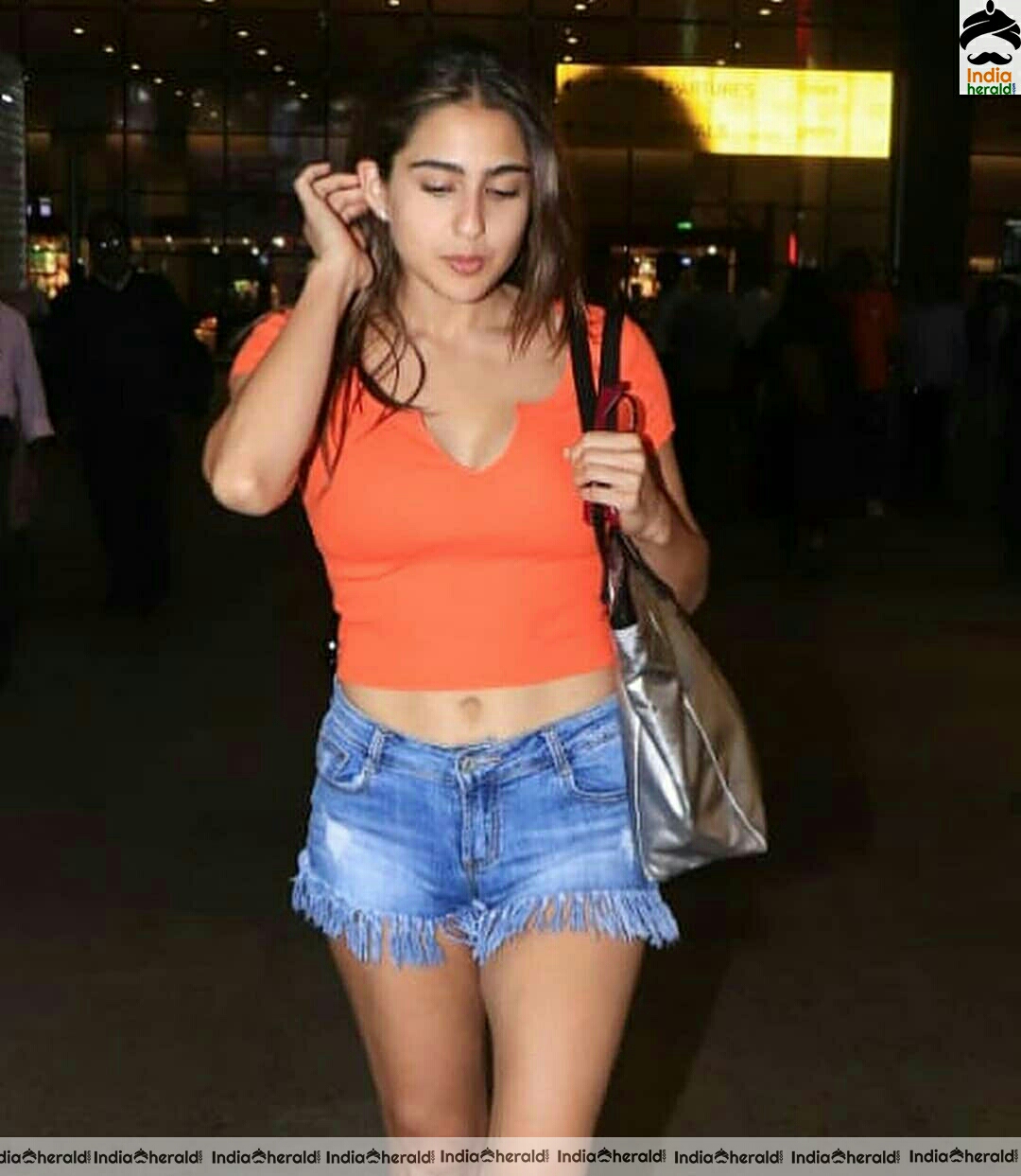 Sara Ali Khan Shows her tempting Thighs while caught by paparazzi
