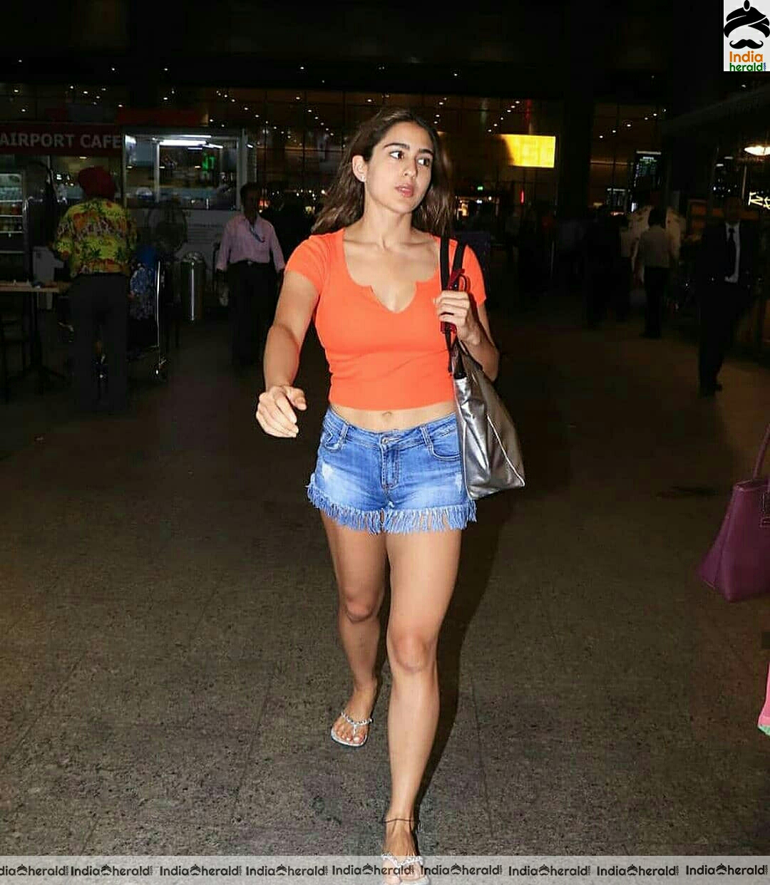 Sara Ali Khan Shows her tempting Thighs while caught by paparazzi