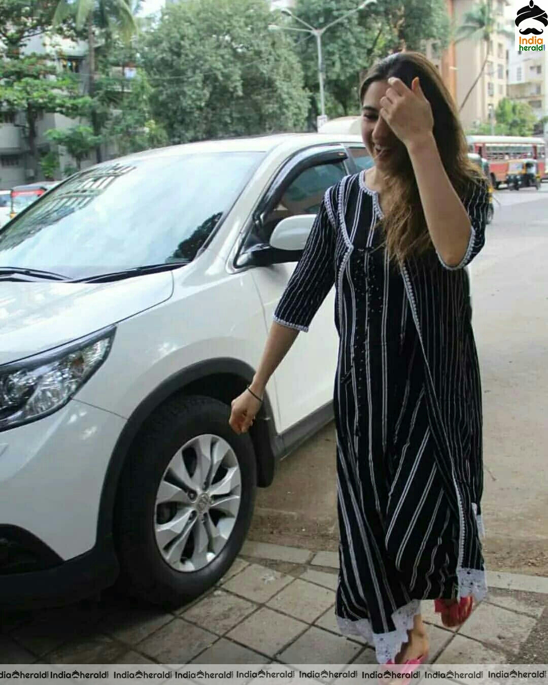 Sara caught by paparazzi outside a hotel in Juhu