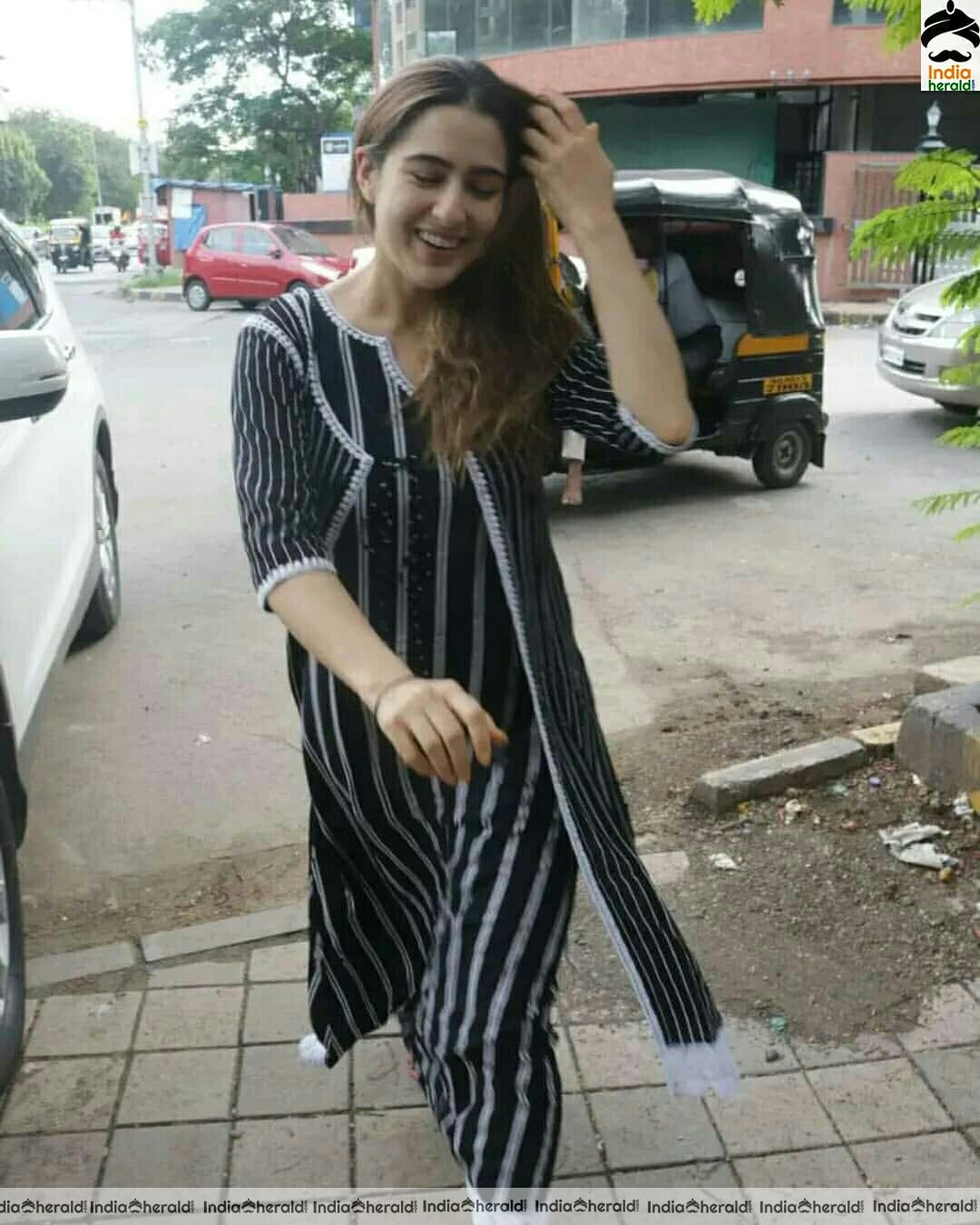 Sara caught by paparazzi outside a hotel in Juhu