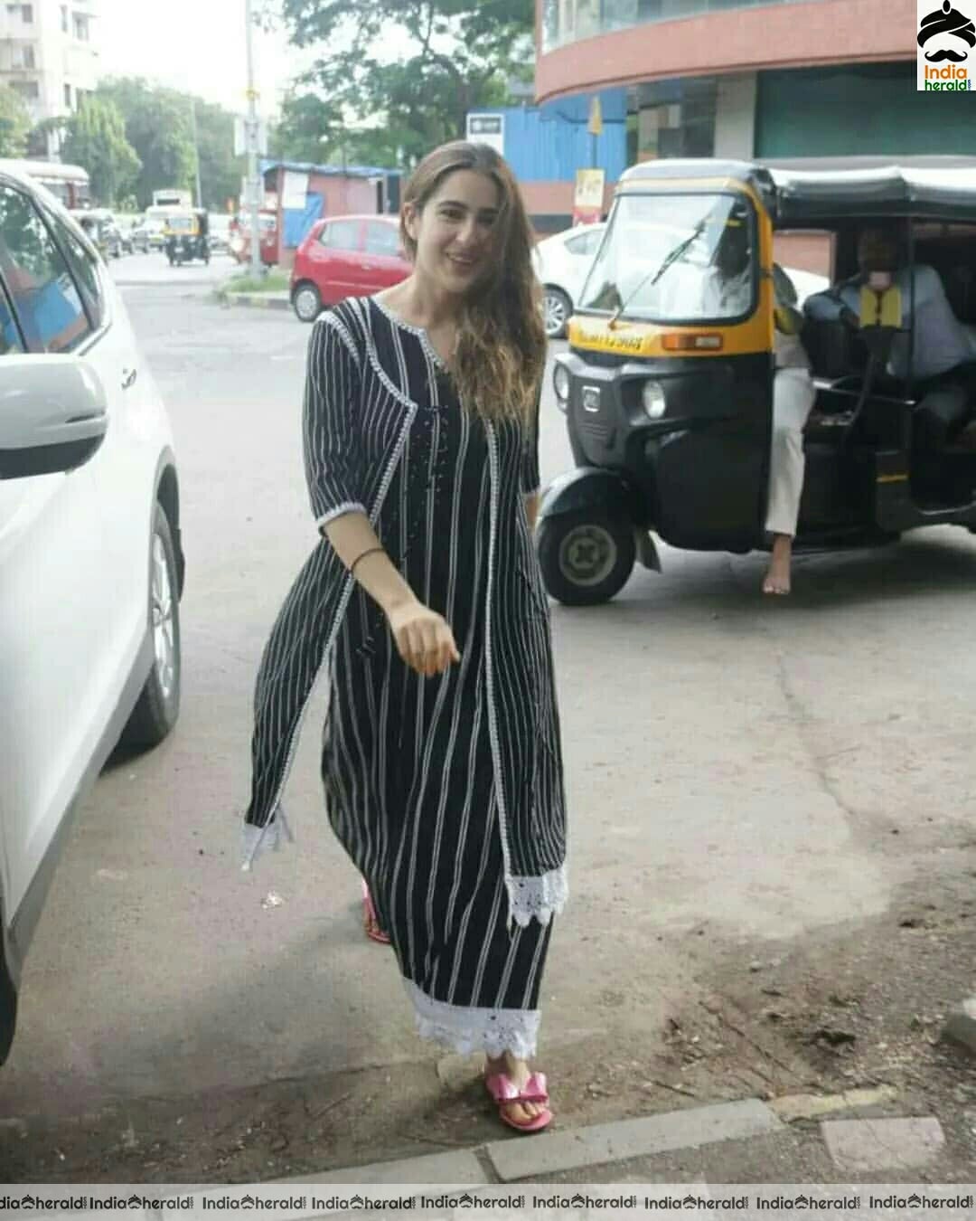 Sara caught by paparazzi outside a hotel in Juhu