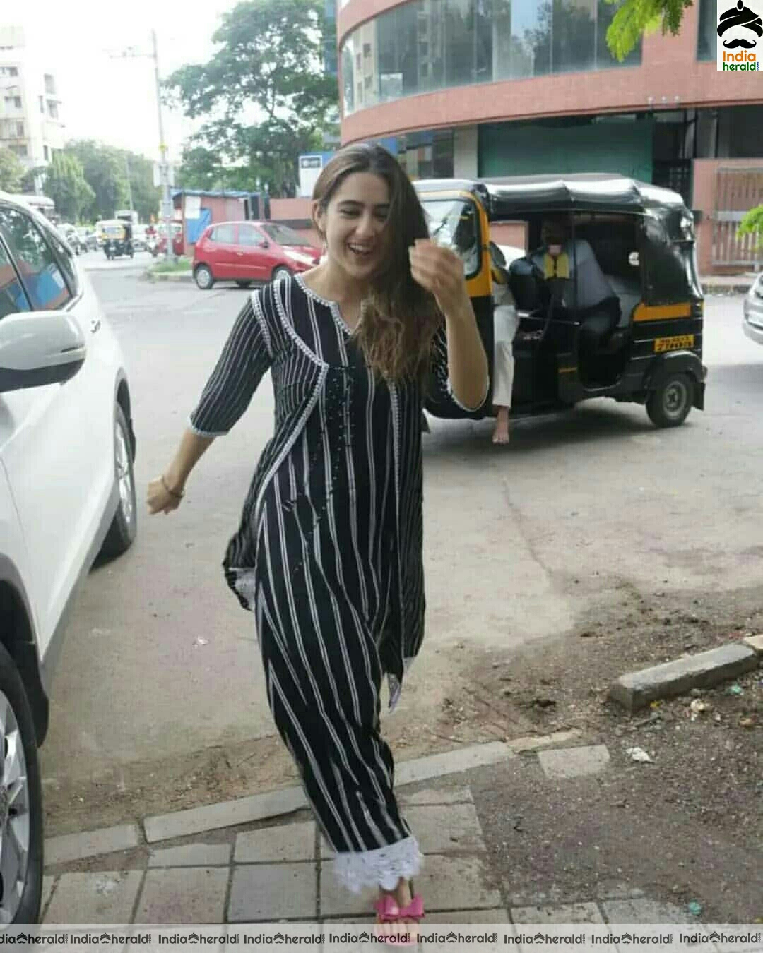 Sara caught by paparazzi outside a hotel in Juhu