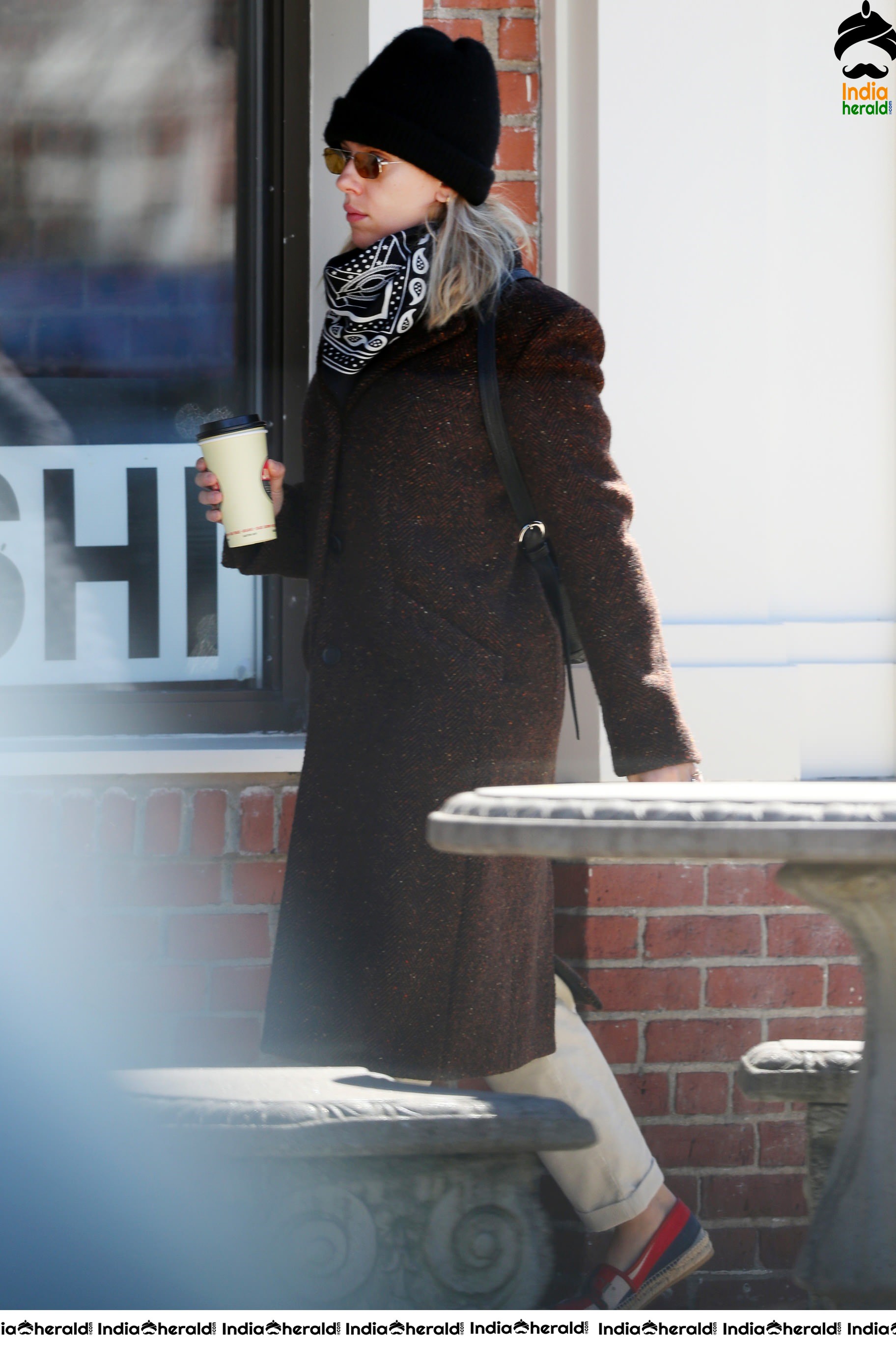 Scarlett Johansson caught by Paparazzi as she does grocery shopping in the Hamptons