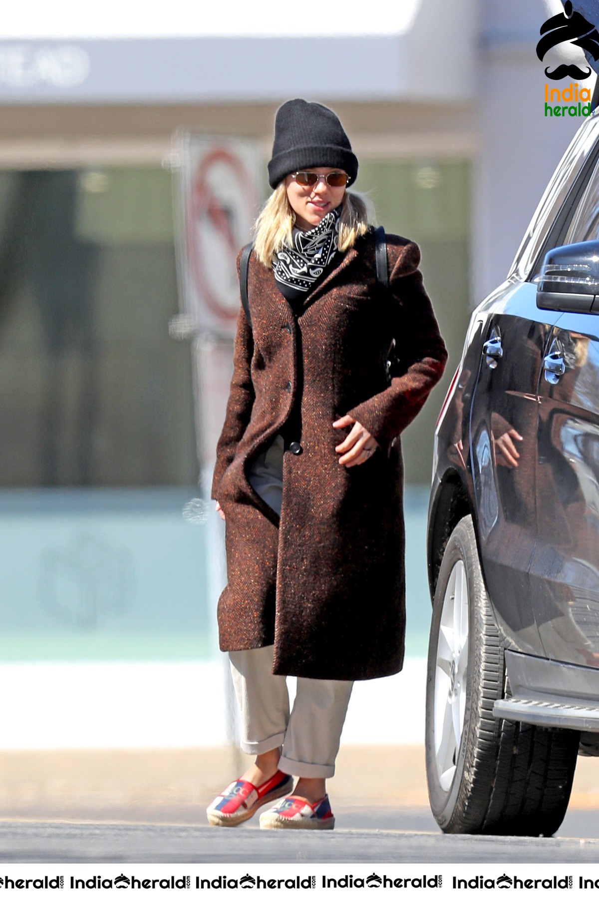 Scarlett Johansson caught by Paparazzi as she does grocery shopping in the Hamptons