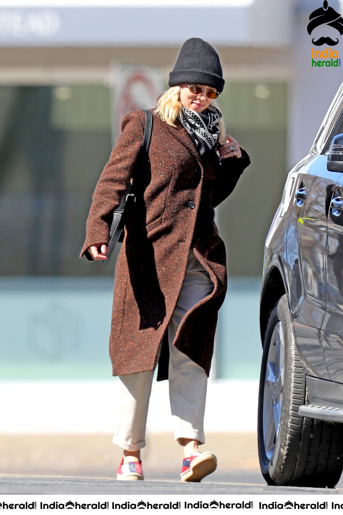 Scarlett Johansson caught by Paparazzi as she does grocery shopping in the Hamptons