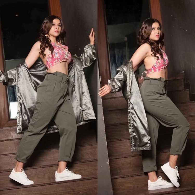 Scintillating Beauty Mannara Chopra Latest Pictures