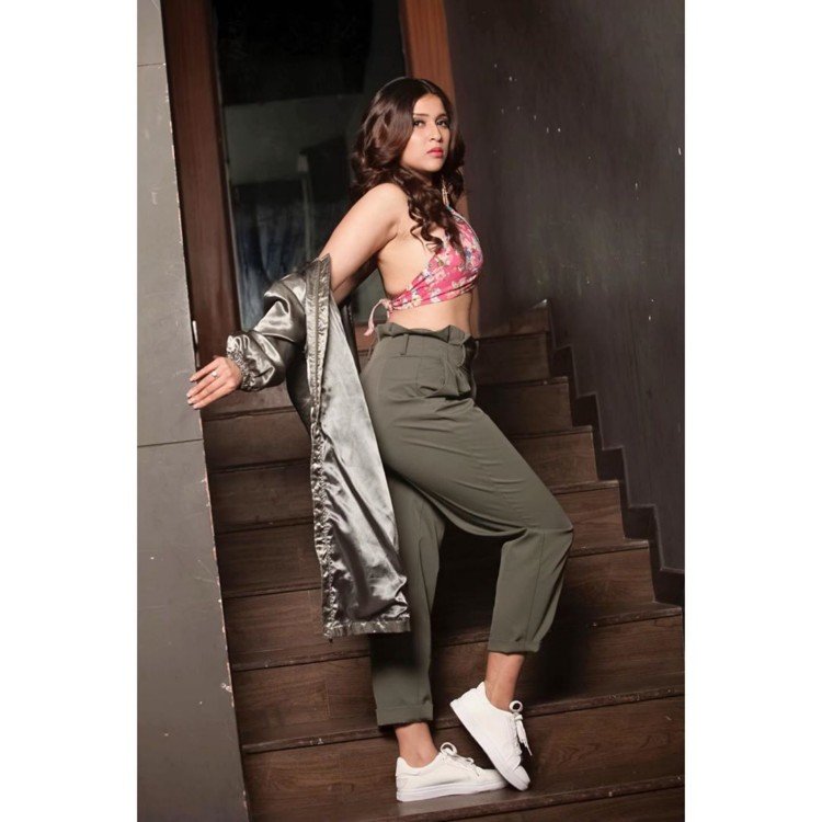 Scintillating Beauty Mannara Chopra Latest Pictures