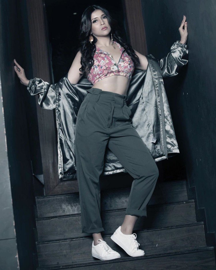 Scintillating Beauty Mannara Chopra Latest Pictures