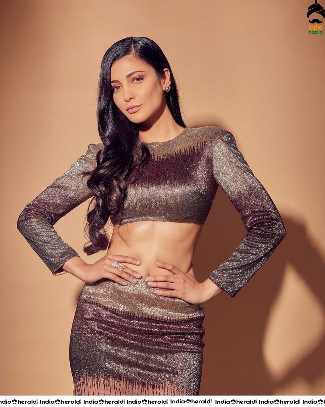 Seducing and Tempting Latest Hot Photos of Milky Sexy Babe Shruti Haasan Set 1