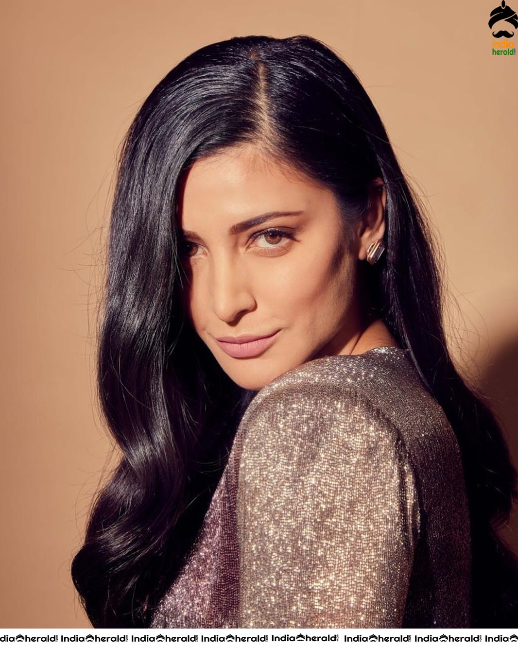 Seducing and Tempting Latest Hot Photos of Milky Sexy Babe Shruti Haasan Set 2