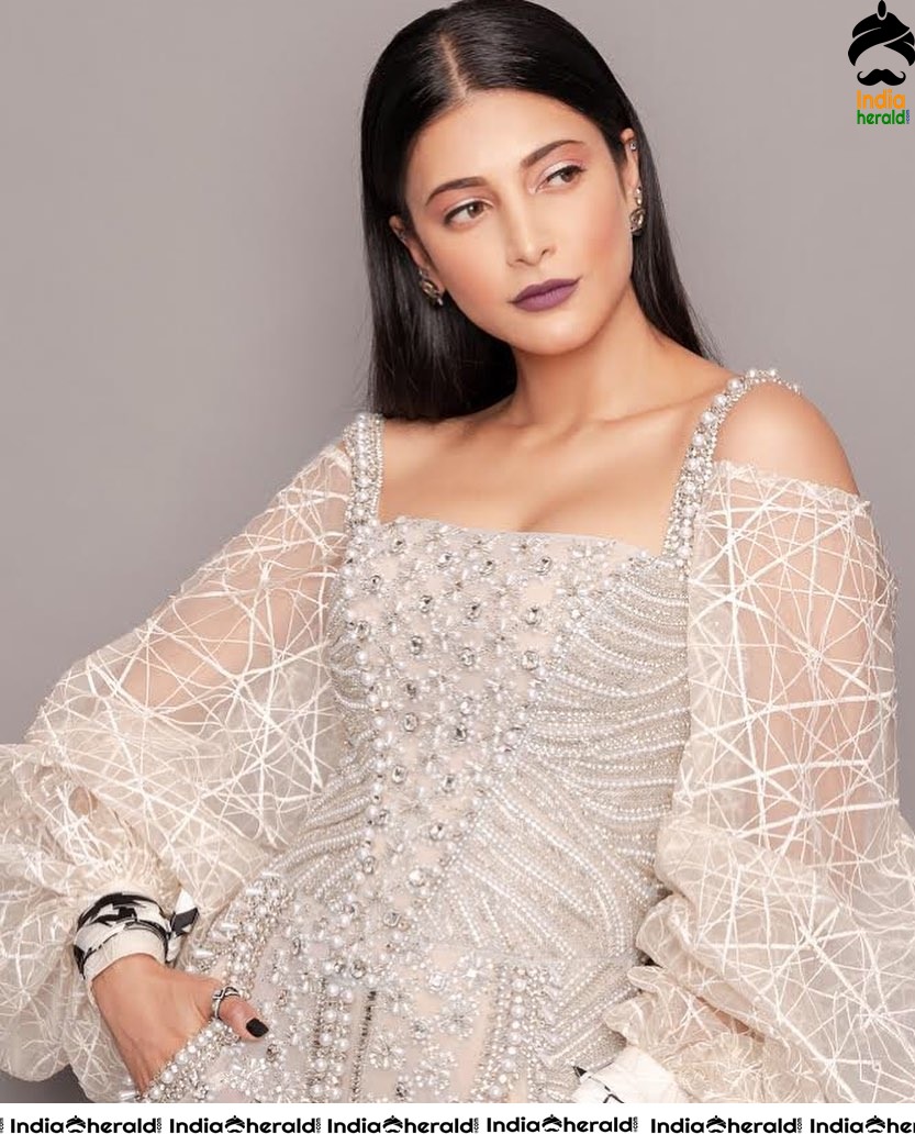 Seducing and Tempting Latest Hot Photos of Milky Sexy Babe Shruti Haasan Set 2