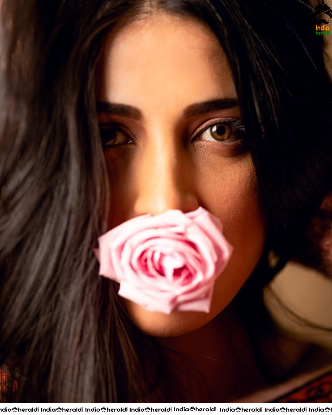 Seducing and Tempting Latest Hot Photos of Milky Sexy Babe Shruti Haasan Set 3