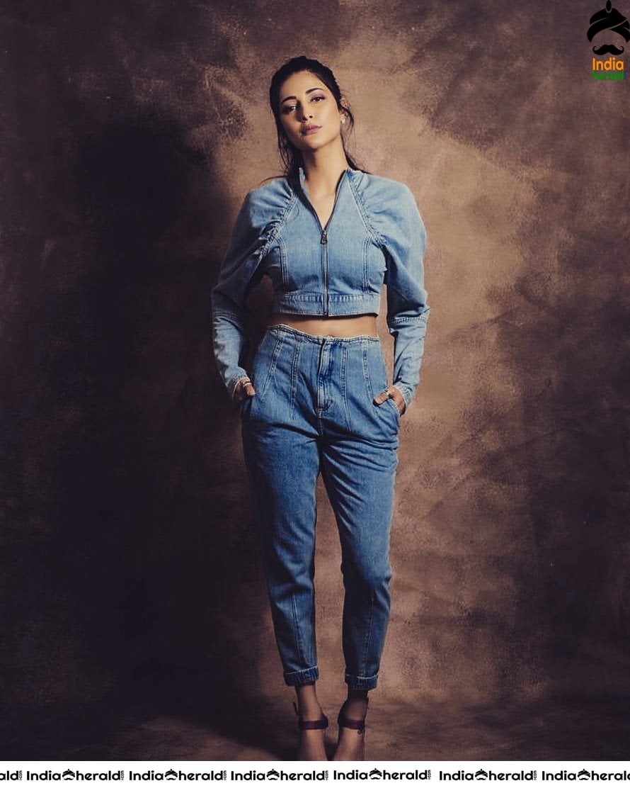 Seducing and Tempting Latest Hot Photos of Milky Sexy Babe Shruti Haasan Set 3