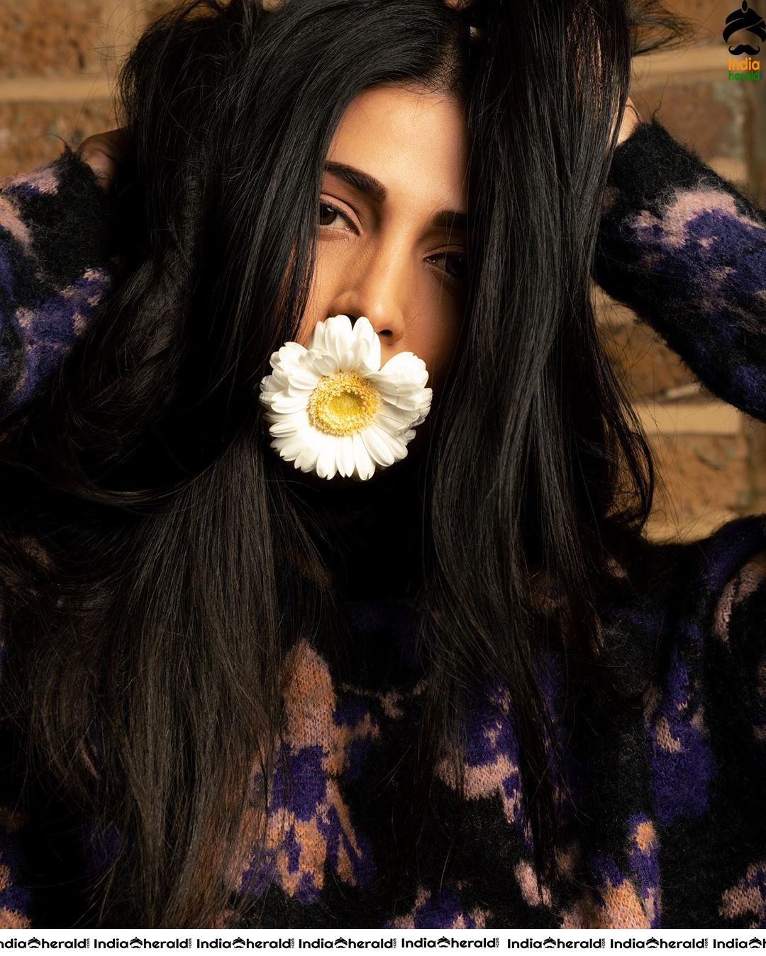 Seducing and Tempting Latest Hot Photos of Milky Sexy Babe Shruti Haasan Set 3