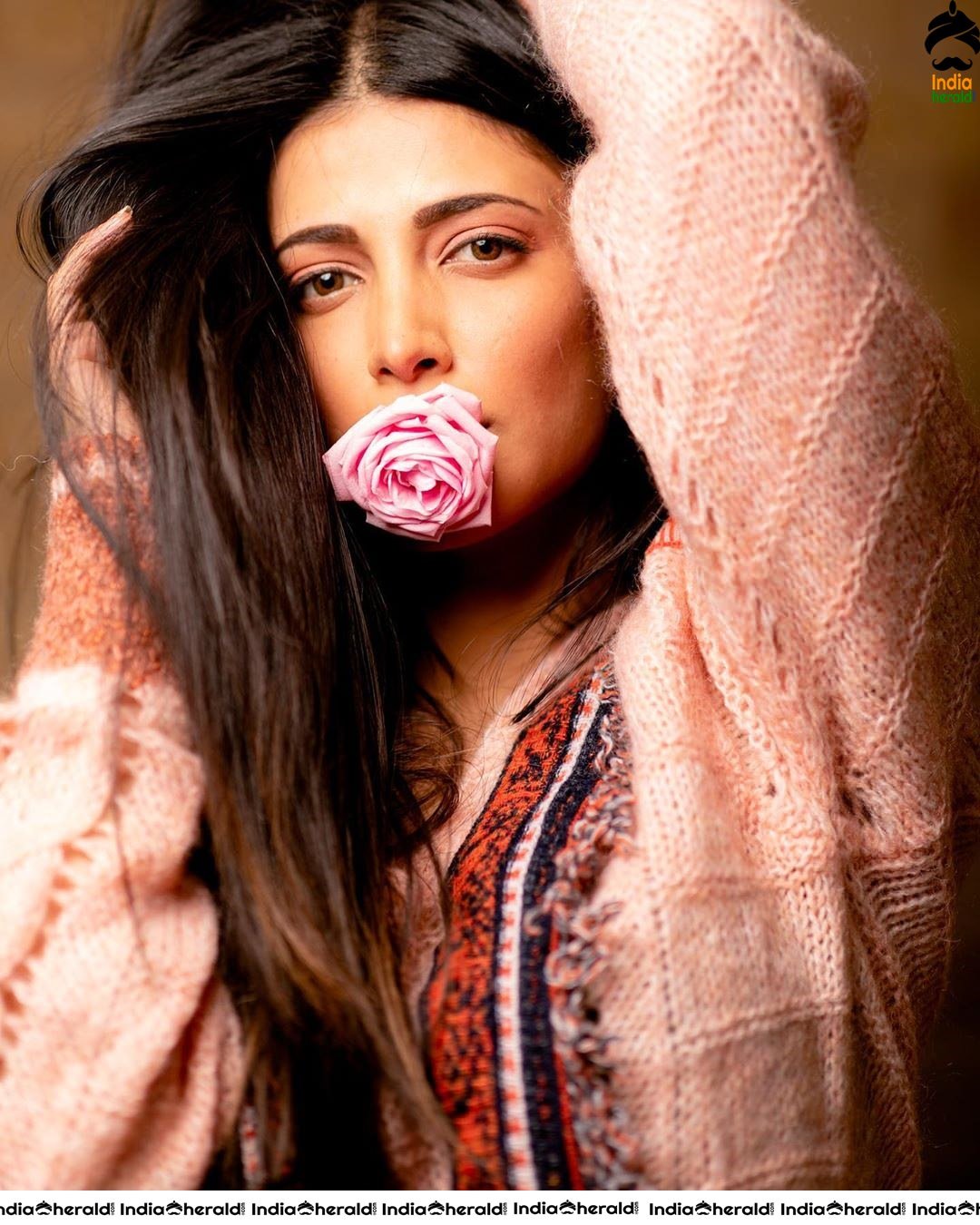 Seducing and Tempting Latest Hot Photos of Milky Sexy Babe Shruti Haasan Set 3