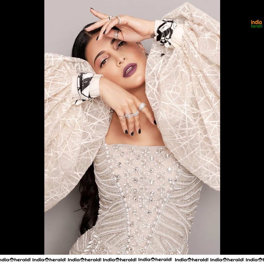 Seducing and Tempting Latest Hot Photos of Milky Sexy Babe Shruti Haasan Set 3