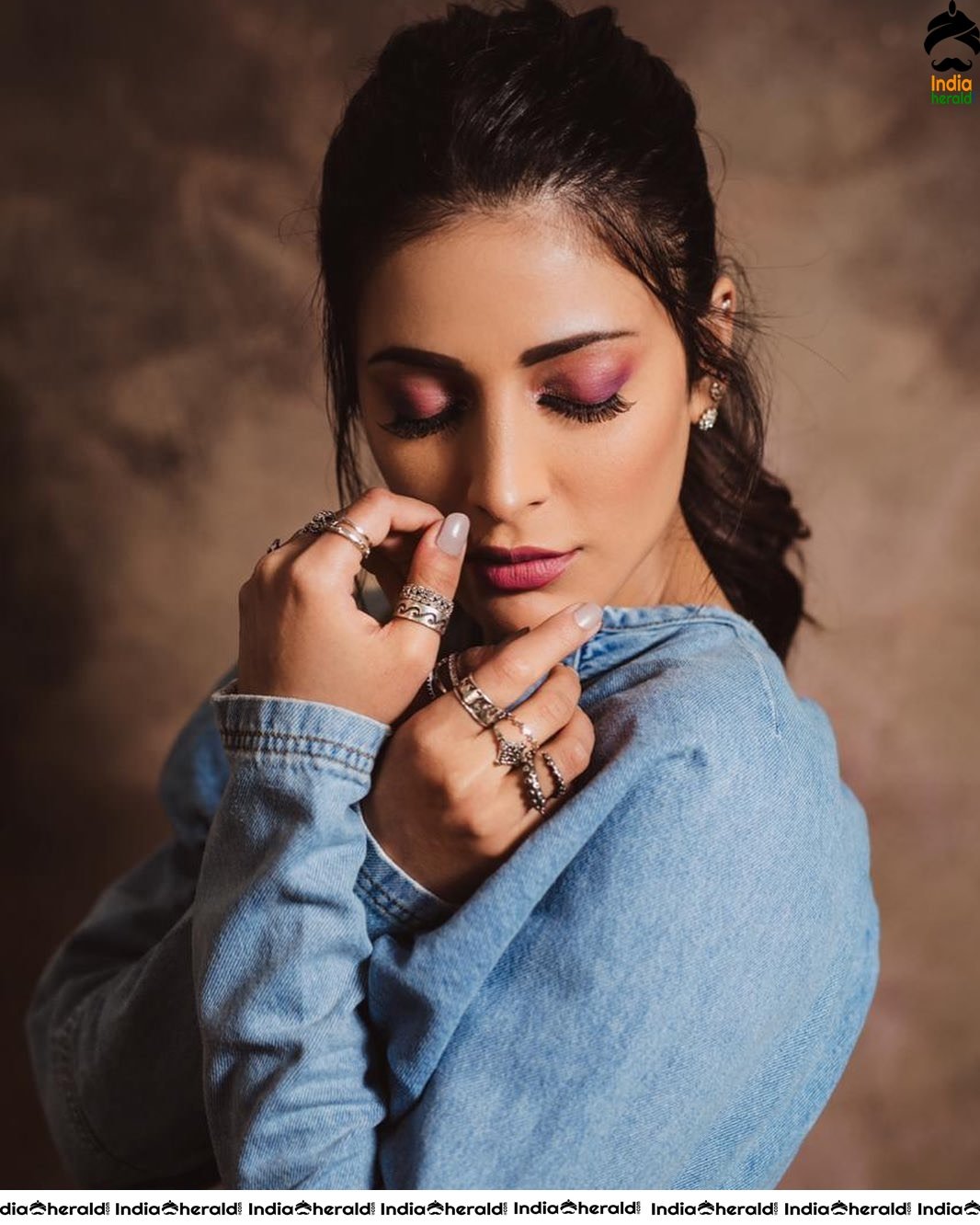 Seducing and Tempting Latest Hot Photos of Milky Sexy Babe Shruti Haasan Set 3