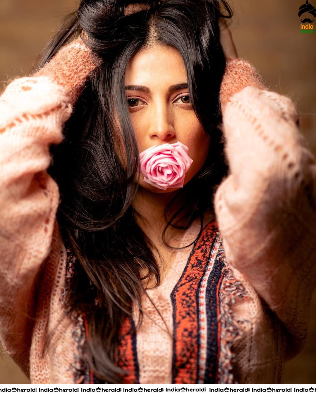 Seducing and Tempting Latest Hot Photos of Milky Sexy Babe Shruti Haasan Set 3