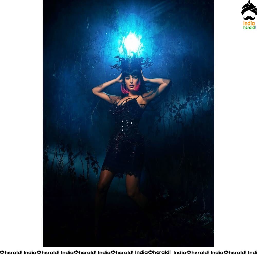 Seducing and Tempting Latest Hot Photos of Milky Sexy Babe Shruti Haasan Set 5