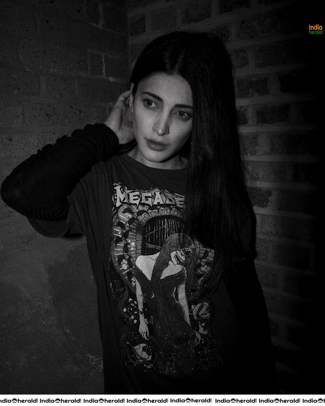 Seducing and Tempting Latest Hot Photos of Milky Sexy Babe Shruti Haasan Set 5