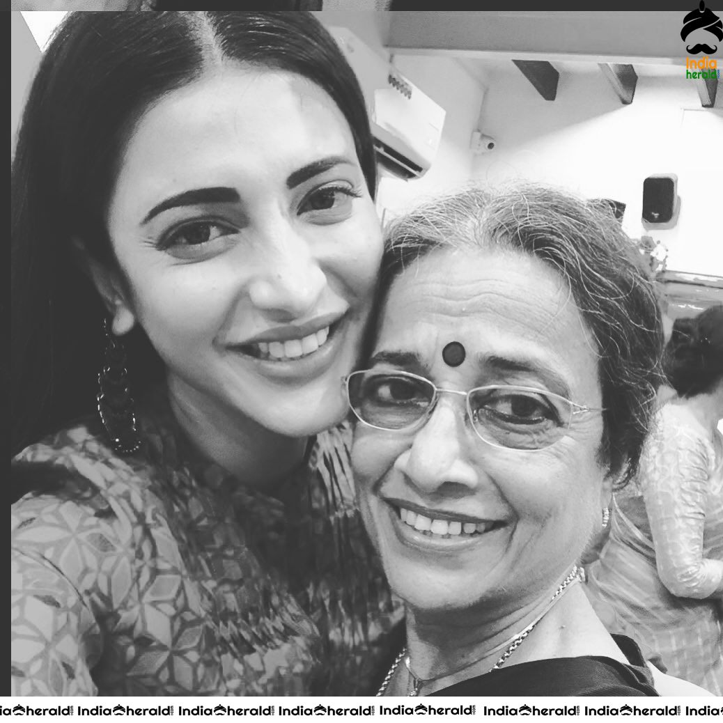 Seducing and Tempting Latest Hot Photos of Milky Sexy Babe Shruti Haasan Set 5