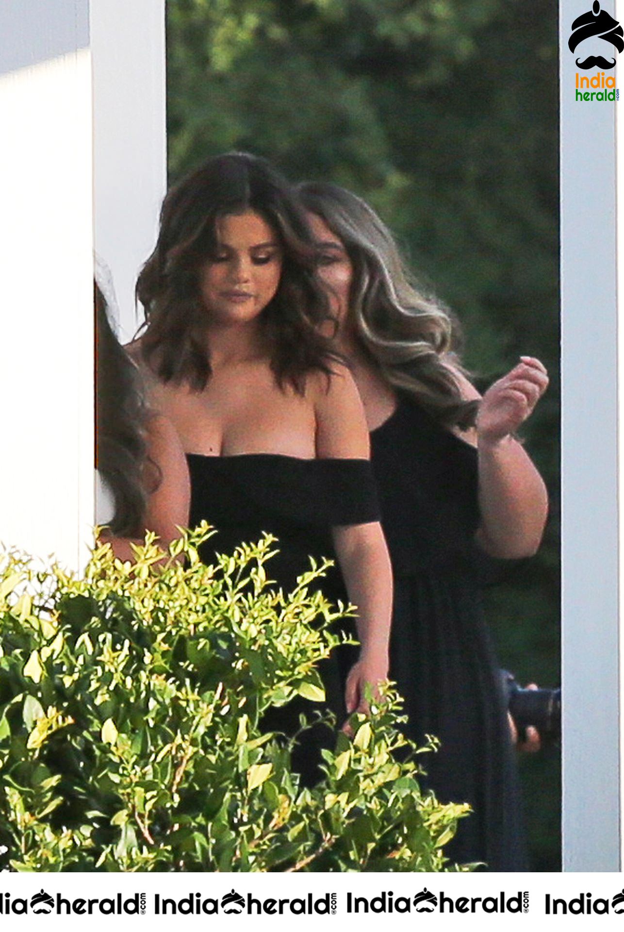 Selena Gomez Attending a wedding in Dallas Set 1