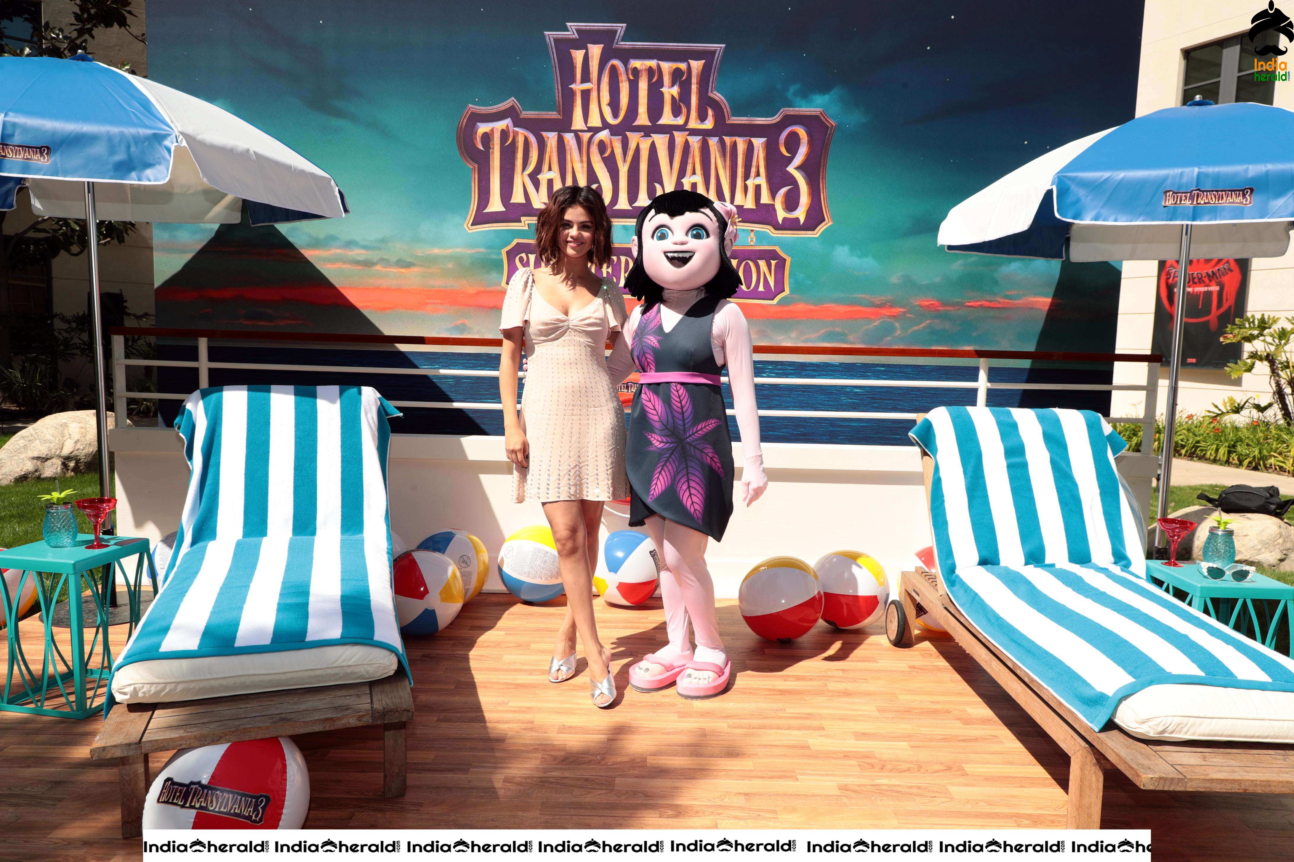 Selena Gomez Hot Photocall with Mavis Animated Character Set 1