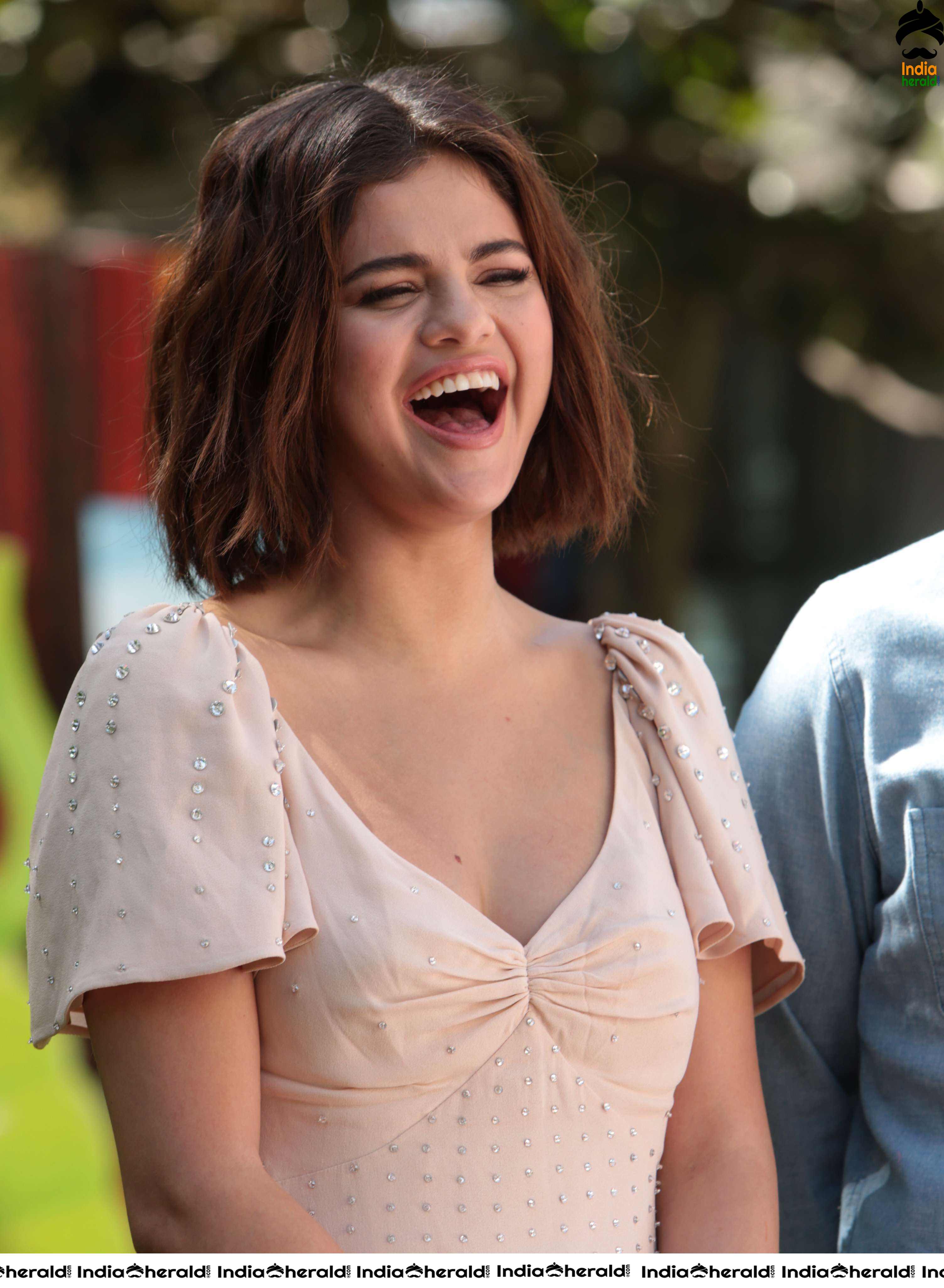 Selena Gomez Hot Photocall with Mavis Animated Character Set 1