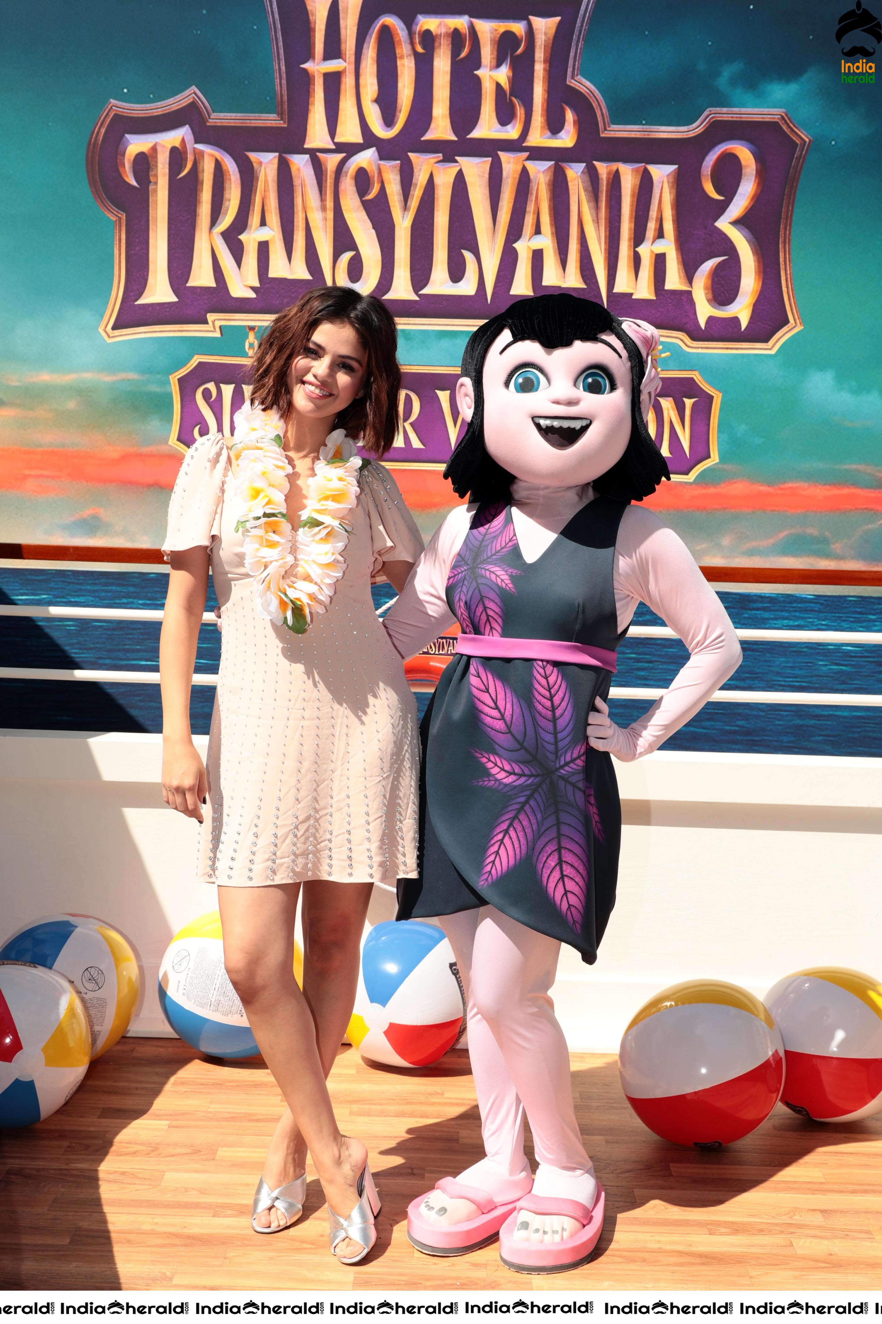 Selena Gomez Hot Photocall with Mavis Animated Character Set 1