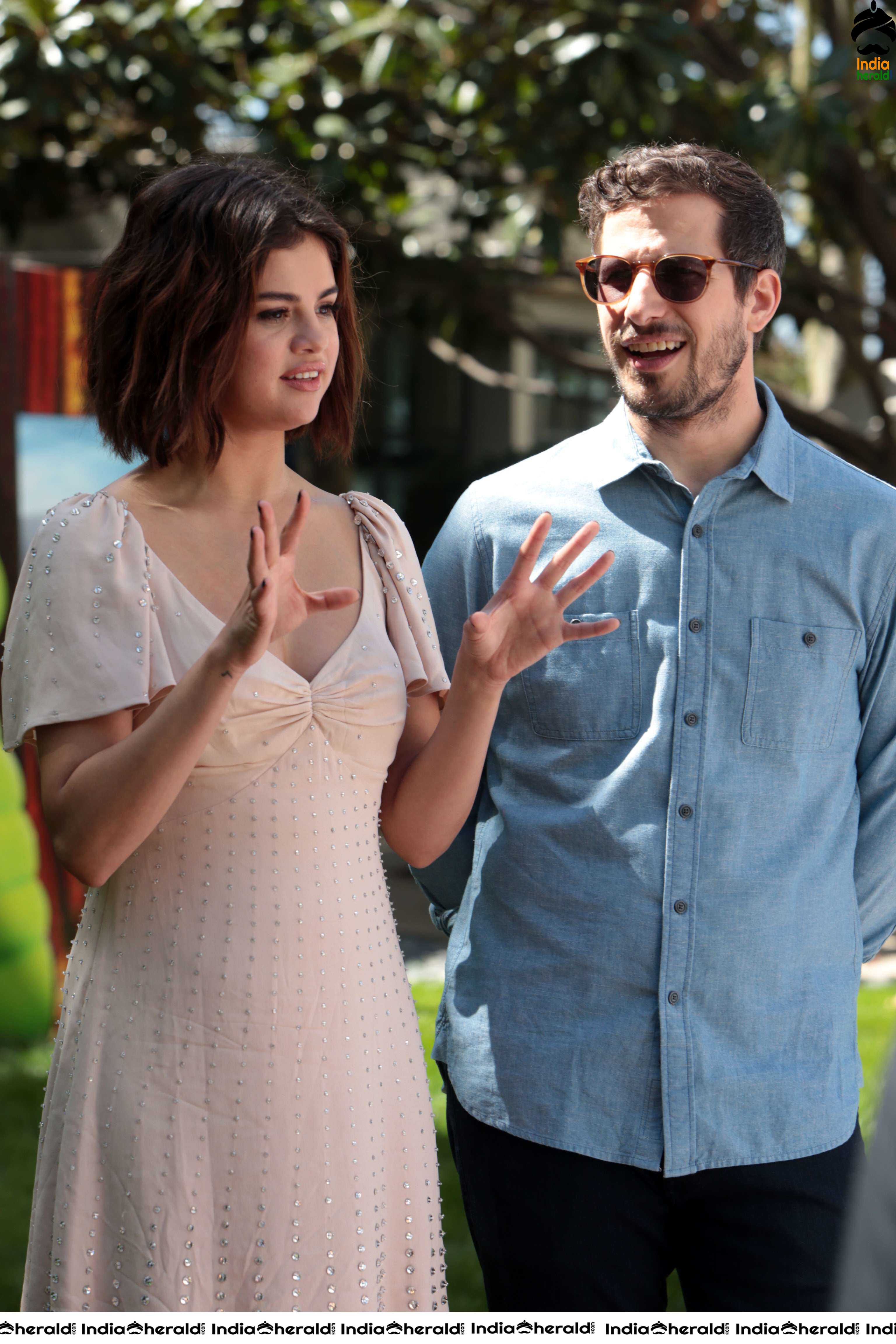 Selena Gomez Hot Photocall with Mavis Animated Character Set 1