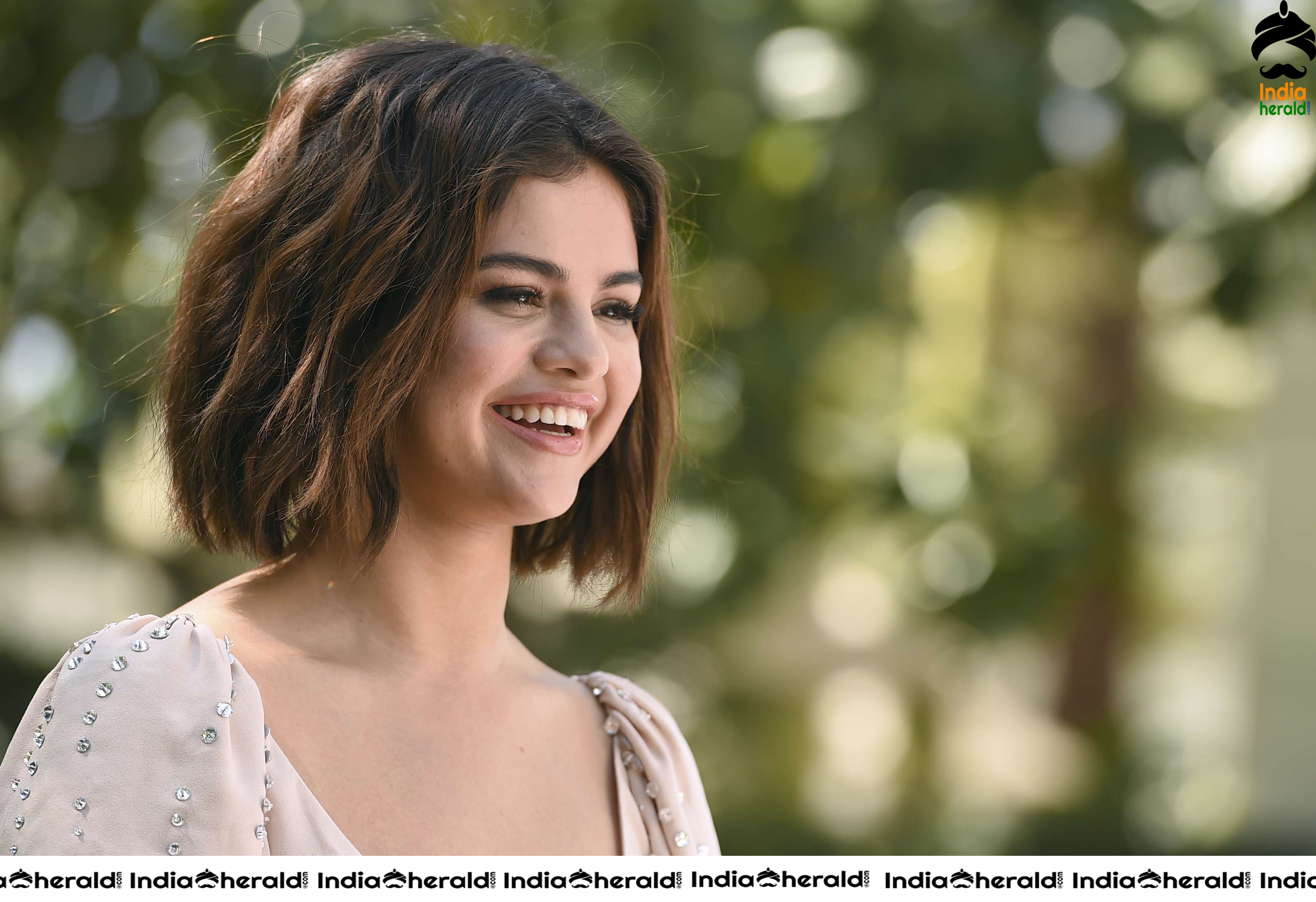 Selena Gomez Hot Photocall with Mavis Animated Character Set 2