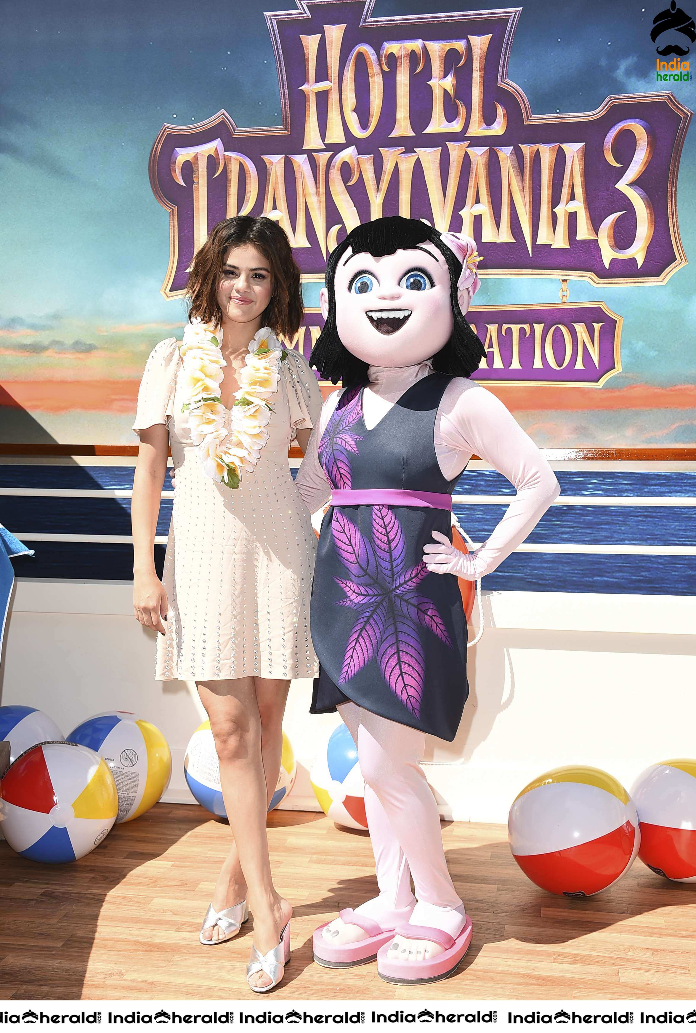Selena Gomez Hot Photocall with Mavis Animated Character Set 2