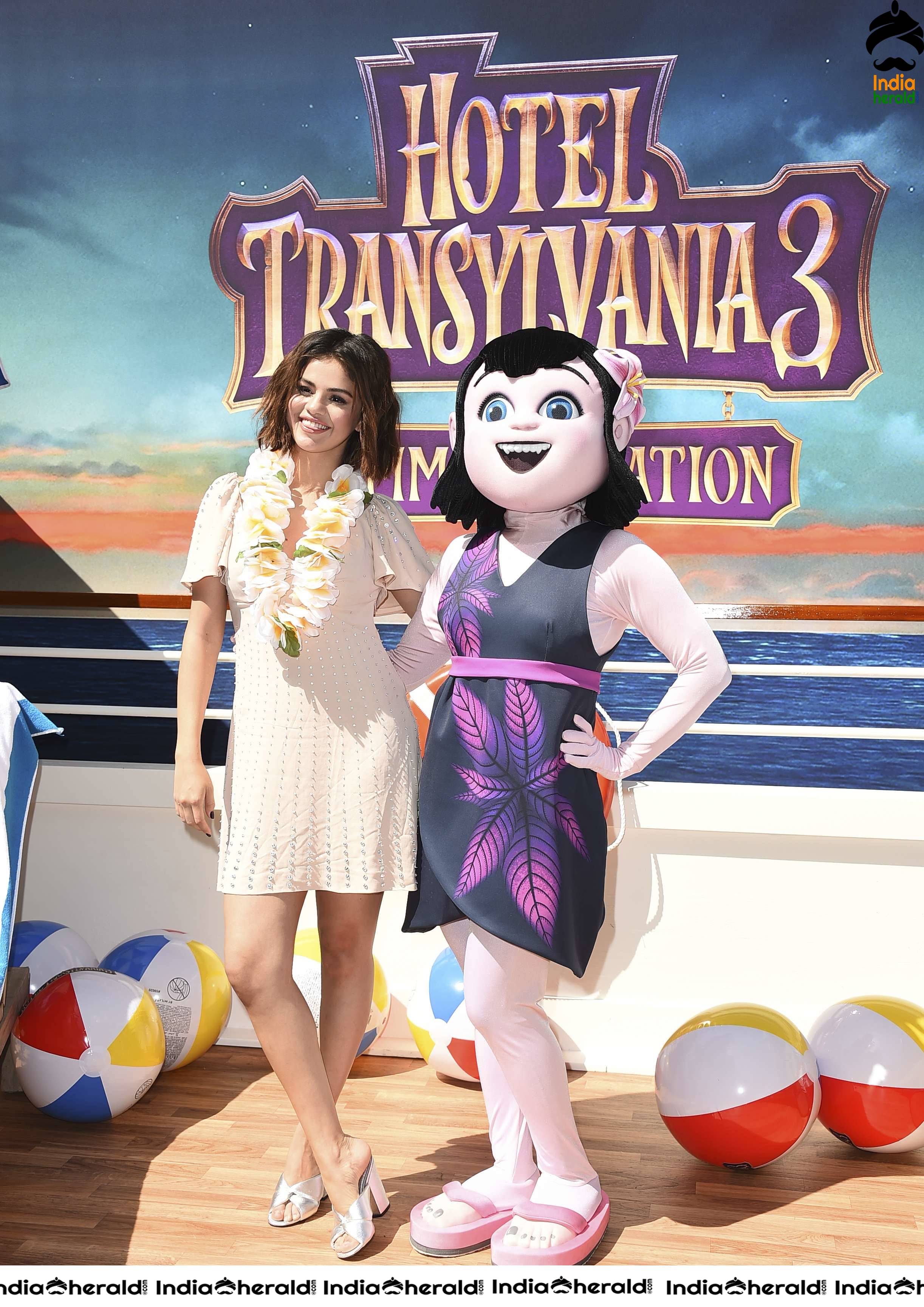 Selena Gomez Hot Photocall with Mavis Animated Character Set 2