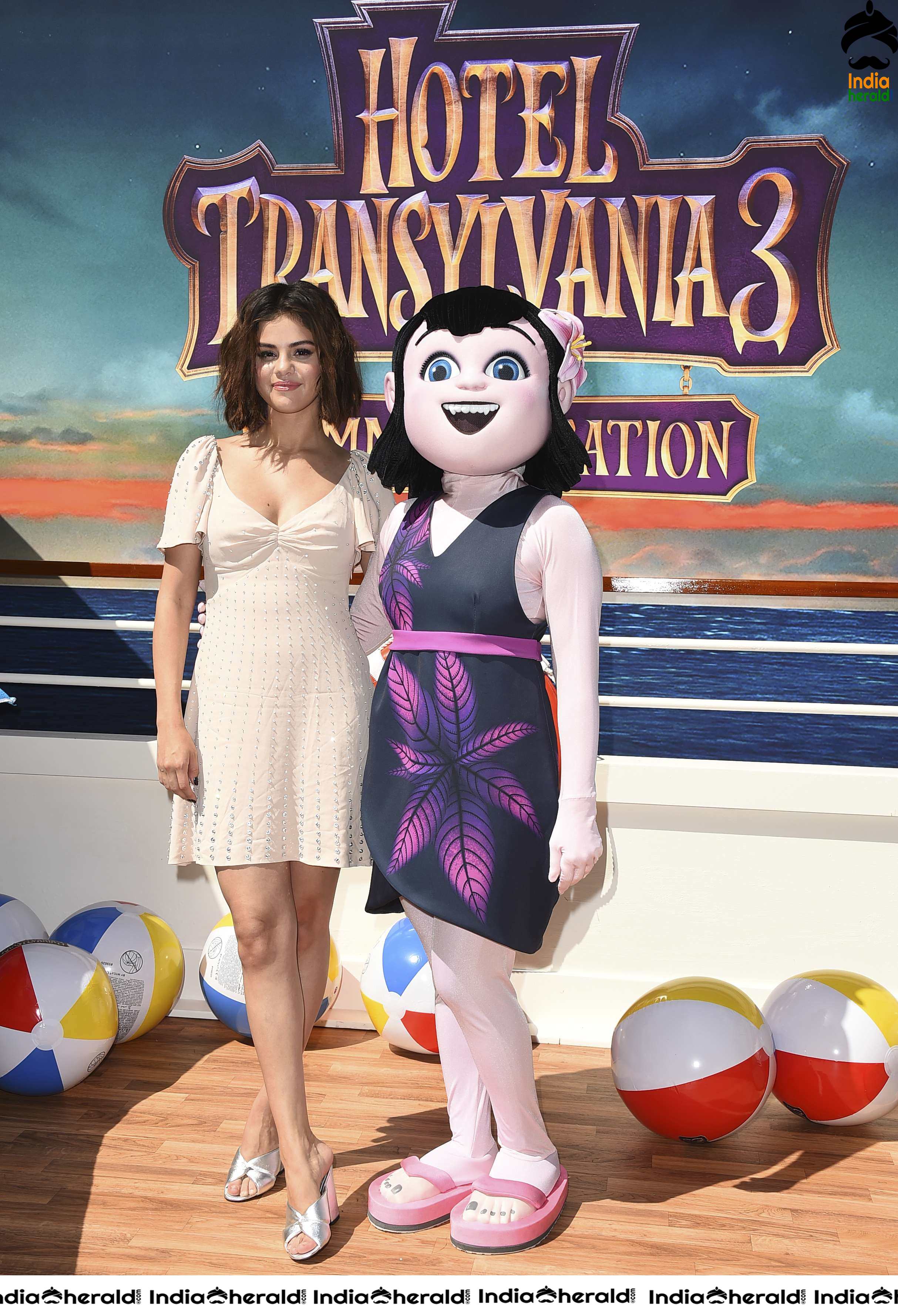 Selena Gomez Hot Photocall with Mavis Animated Character Set 2